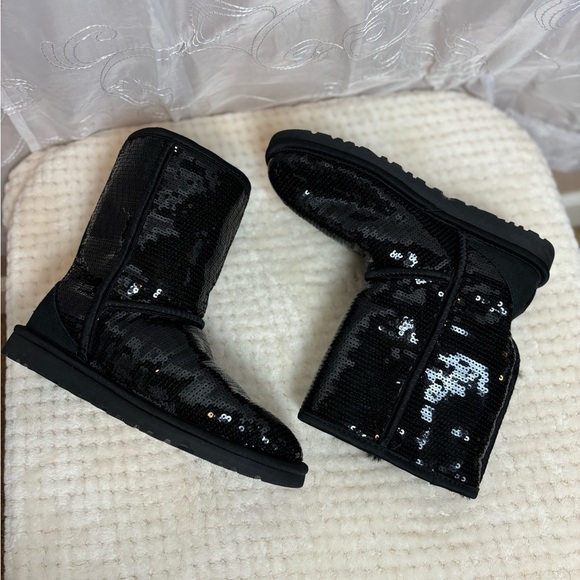 UGG Black Sequence Classic II, Women’s 6 - Picture 6 of 12